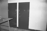 Byggnadsdetaljer: Ett arbetsbord samt två dörrar i August Werners fabriker i Lindome, hösten 1994.