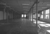 Byggnadsdetaljer: Stor sal med pelare och fönster i August Werners fabriker i Lindome, hösten 1994.