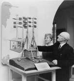 Wilhelm Wilén och Gunnel Jönsson tittar på modellen till optiska
telegrafen.