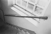 Byggnadsdetaljer: Fönster och trappa med ledstång i August Werners fabriker i Lindome. 
Hösten 1994.