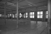 August Werners fabriker i Lindome, hösten 1994. Byggnadsdetaljer: Stor sal med pelare och fönster.