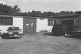 Garageinfart med bilar utanför, hösten 1994. Före detta spinneriet Bettyholm/Carlsfors/Forsåkers fabriker 