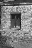 Byggnadsdetaljer: Fönster, hösten 1994. Låg tegelbyggnad tillhörande före detta spinneriet Bettyholm/Carlsfors/Forsåkers fabriker 