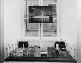 I fönstret en bild av Gripsholm i Göteborgs hamn.