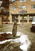 Skulptur på Mölndals torg i Mölndals centrum, mars 1994.