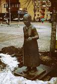 Skulptur på Mölndals torg i Mölndals centrum, mars 1994.