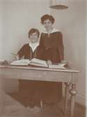 Skrivbiträdena fröken Olai och Angberg på Postsparbanken omkring 1920.