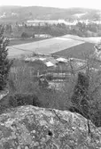 Utsikt över Hällesåker från Börsåsberget, mars 1993.