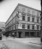 Hörnhuset Mäster Samuelsgatan (62)- Klara Norra Kyrkogata. Foto
taget strax före rivningen 1938. I fonden skymtar överbyggnaden som
förbinder Postgirohuset med Centralposthuset.