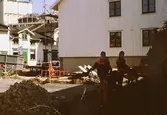 Grävarbete vid Lyktplatsen i Kvarnbyn, april 1993. Till vänster ses Kråkans Krog och till höger bostäderna på Götaforsliden 4 (Korndal 2). I bakgrunden ses Soabs vita silotorn.