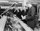 Civ.ing. Erland Persson demonstrerar läsaren för, fr v,
generaldirektör Nils Hörjel, riksdagsrevisorernas ordförande talman
Henry Allard och vice ordförande Bertil von Friesen.