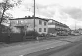Ett hus på Gamla Riksvägen 48A i Kållereds centrum, Våmmedal 2:125. Byggnaden revs efter 1993 och blev parkeringsplats. Byggnaden till höger är Gamla Riksvägen 48B.
