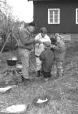 Familjesöndag vid Börjesgården, 1994-05-15. Två äldre vuxna och två barn samtalar.