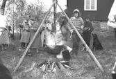 Familjesöndag vid Börjesgården, 1994-05-15. Museichef Mari-Louise Olsson kokar mat över öppen eld.