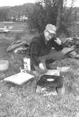 Familjesöndag vid Börjesgården, 1994-05-15. Museitekniker Alf Garthman grillar mat på en egengjord grill.