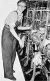 Bengt Andersson (1932-2013) arbetar vid en stickmaskin på Viktor Samuelsons fabrik 