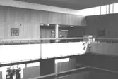 Stadshushallen med utsikt över loftgångar och våningar klädda med ekpanel. Mölndals stadshus, mars 1988.
