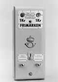 Frimärksautomaten framifrån, med framstycke.