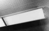 Belysningsarmatur, takarmatur för lysrör. Längd 125 cm.
Armaturstomme av vitlackerad plåt, för 3 lysrör om 40 W. Art.nr 370.33