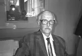 En okänd äldre man i Mölndals stadshus, juni 1994.