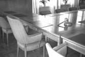 Mölndals stadshus, juni 1994. Stolar och bord i ett sammanträdesrum.