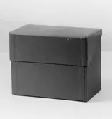 Kortlåda av papp, med uppfällbart lock. Locket nedfällt. Art.nr
530.16