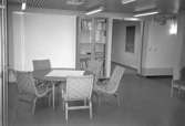 Kontorsmöbler: Ett runt bord och fem stolar i Mölndals stadshus, juni 1994.