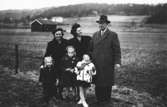 Promenad i Alvered 1950. 
Mamma Rosa Pettersson, systrarna Karin  (gift Hansson) och Eva Pettersson (gift Kempe), Elsa, Gerd och Karl-Erik Andersson. I bakgrunden syns Gunnars lada. Längre bort ses ett av husen i Alegårdsslätt.