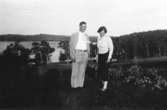 Alrik och Linnea Krantz är på besök på Streteredshemmet, 1920-tal. Tulebosjön ses i bakgrunden.