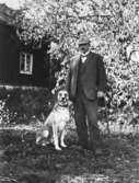 Stretered skolhems trädgårdsmästare, herr Scotte med sin hund, år 1921. Relaterat motiv: 2003_0789.