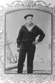 Carl Krantz poserar klädd i sjömanskläder, Fjällbacka år 1900. Troligtvis är det uniformen för militärtjänstgöring vid flottan.
