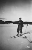 Östen Krantz åker skidor vid Stretered, 1920-tal.
Östen var morbror till givaren.