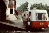 En okänd gör en kontroll av färdig husvagn, Lamellplast, våren/sommaren 1960.