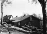 Exteriör av Brattåshemmet (ålderdomshem) i Kållered, 1970-tal. Relaterade motiv: 2004_0160 - 0161.