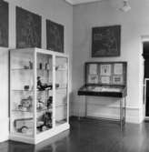 Historiska samlingarna i rum nr 5, på 2 tr.(åt Kåkbrinken). Till
vänster öppning mot 1850-års postkontor. Till höger monter med
leksaker, 