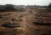 Arkeologisk utgrävning av gamla kokgrupar i Stretered, år 2001. Senare byggdes bostäderna Tulebovägen/Ängsbackevägen här. Relaterade motiv: 2004_0449 - 0550.