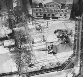 Holtermanska förskolan (stora byggnaden högt upp i bild), sedd från luften, januari 1985.