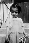En liten flicka står på trappan till Krokslätts daghem, Dalhemsgatan 7 i Krokslätt, 1948 - 1951.