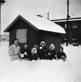 En lärare med barn vid Krokslätts daghem, Dalhemsgatan 7 i Krokslätt, 1948 - 1951.