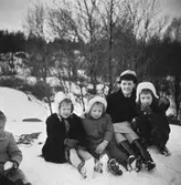 En lärare med barn från Krokslätts daghem är på utflykt, 1948 - 1951.