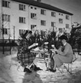 Lärarna på Krokslätts daghem fikar, 1948 - 1951. I bakgrunden ses bostadshuset Dalhemsgatan 10 - 12.