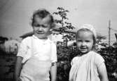 Två barn på Krokslätts daghem under Margits Emilssons (gift Wannerberg -52) praktik som biträde: 
1945-10-01 - 1946-08-01.