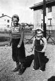 Två barn som leker utomhus vid Krokslätts daghem, Dalhemsgatan 7 i Krokslätt. 
Under Margit Emilssons (gift Wannerberg -52) praktik som biträde
1945-10-01 - 1946-08-01.