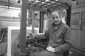 Arne Larsson sitter i en truck på pappersfabriken. 
Bilden ingår i serie från produktion och interiör på pappersindustrin Papyrus, 1980-tal.