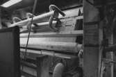 En maskin för papperstillverkning.
Bilden ingår i serie från produktion och interiör på pappersindustrin Papyrus, 1980-talet.