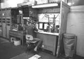 Denny Andersson kontrollerar kartongen på pappersfabriken i Byggnad 6. Bilden ingår i serie från produktion och interiör på pappersindustrin Papyrus, 1980-tal.
