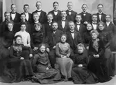 Första raden (överst): Vilhelm Grönstrand, Sigurd Wennerström,
Willgott Lundell, Gunnar Nordquist,Mathson ?, okänd, Jean Thelander.
Andra raden: Johan Eskil Risling, K.J. Brusell, okänd, N.G. Svensson,
okänd, O. Koch, K.B. Hedlund, Josef Risling. Tredje raden: Elin
Carlstedt, A. Söderström, Margareta Mårtensson f. Dahl, lärarna
August Lundgren och Erik G. Lannge, Linnea Bejbom, Runa Schilling.
Fjärde raden: Bertha Carlsson f. Lagergren, Hanna Södergren, okänd,
Alma Ripa f. Bothein, Elin Olsson.
