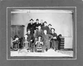 Nedre raden: T.E. Fischer, K.E. Bolin, C.G. Elffors. 2:a raden:
S.T.F. Thörnqvist, G.O.Linell, Möller, Bergström. 3:e raden: K.F.I.
Lindberg, Åström, G.A. Hahne, G.O.A. Lundbom, Karl Emil Johansson
(Logfors).