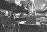 Män i arbete, 1980-tal.
Bilden ingår i serie från produktion och interiör på pappersindustrin Papyrus.