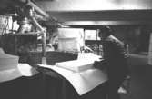 Erik Rotgren i arbete, 1980-tal.
Bilden ingår i serie från produktion och interiör på pappersindustrin Papyrus.
